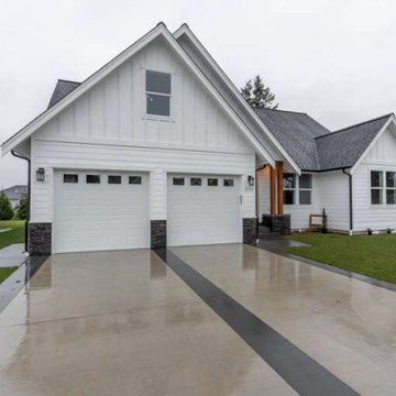 Modern Farmhouse House Plan 2464-00025