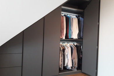 Geräumiges Modernes Ankleidezimmer mit Vinylboden in Hannover