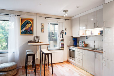 This is an example of a transitional kitchen in Stockholm.