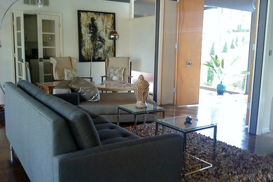 Living room - mid-century modern living room idea in St Louis