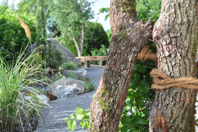 Mediterraner Garten mit Natursteinplatten in Stuttgart
