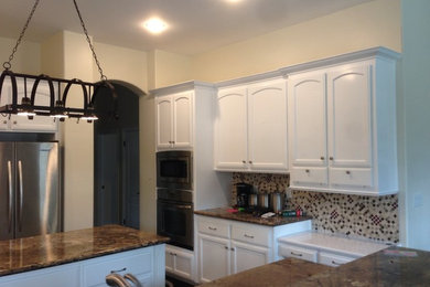 Kitchen - traditional kitchen idea in Los Angeles