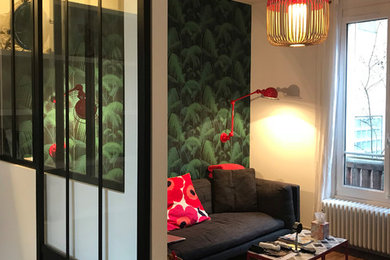 Idées déco pour un salon de taille moyenne et fermé avec une bibliothèque ou un coin lecture, un mur vert, un téléviseur dissimulé et parquet clair.