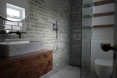 This is an example of a contemporary bathroom in London.