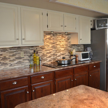 Off-White with Nutmeg Two-Tone Kitchen