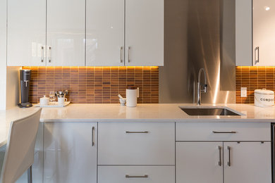 Kitchen - contemporary kitchen idea in Montreal