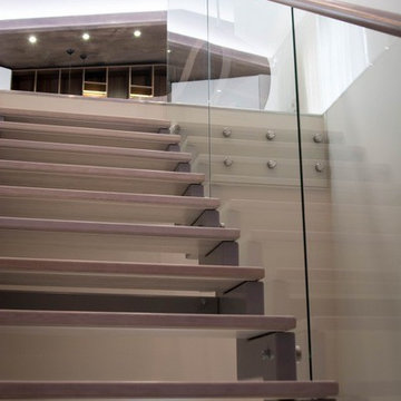 Лестница с светодиодной подсветкой ступеней и ограждение со стеклом