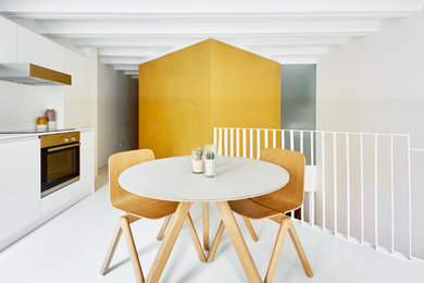 This is an example of a contemporary dining room in Barcelona.