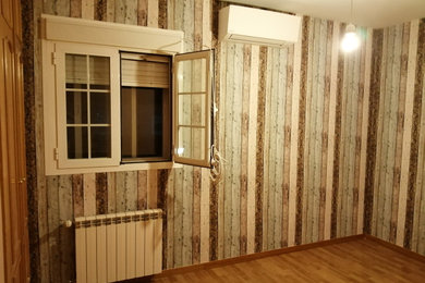 Diseño de dormitorio exótico pequeño con paredes multicolor