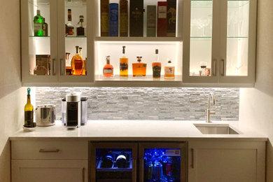 Home bar - contemporary home bar idea in Phoenix
