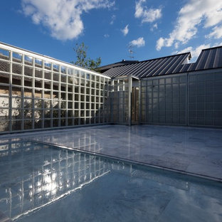 京都のモダンスタイルのおしゃれな中庭のテラス (タイル敷き、日よけなし) の写真