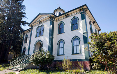 Houzz Tour: Meet the Schoolhouse Saved By ‘The Birds’