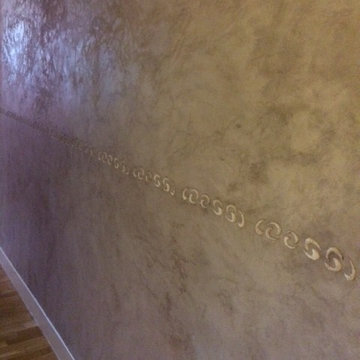Sgraffito sur mur enduit marmorino