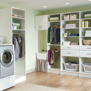 ボストンの中サイズのトラディショナルスタイルのおしゃれなランドリールーム (オープンシェルフ、白いキャビネット、人工大理石カウンター、緑の壁、濃色無垢フローリング、左右配置の洗濯機・乾燥機) の写真