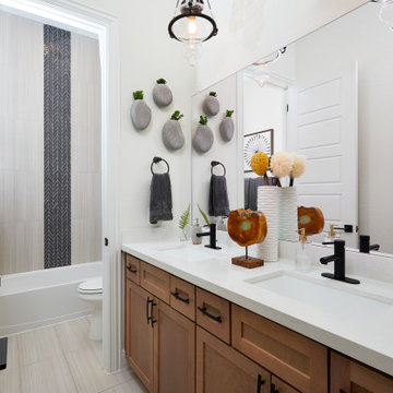 Austin, Texas | Sorento -Signature Cardinal Secondary Bathroom