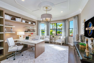Example of a minimalist home office design in Miami