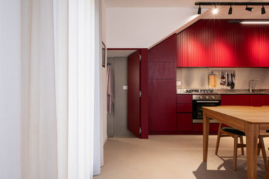 Esempio di una cucina minimal in acciaio con lavello integrato, ante rosse, top in acciaio inossidabile, paraspruzzi grigio, elettrodomestici in acciaio inossidabile, pavimento in gres porcellanato, pavimento bianco e top grigio