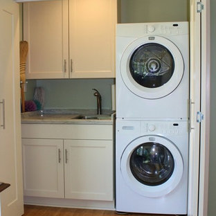 ロサンゼルスの大きいトランジショナルスタイルのおしゃれなランドリークローゼット (アンダーカウンターシンク、シェーカースタイル扉のキャビネット、白いキャビネット、珪岩カウンター、緑の壁、竹フローリング、上下配置の洗濯機・乾燥機) の写真