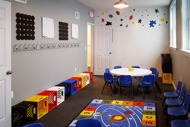 Aménagement d'une grande chambre d'enfant de 4 à 10 ans moderne avec un mur gris, moquette et un sol gris.