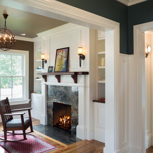 Esempio di un piccolo soggiorno country chiuso con pareti marroni, pavimento in legno massello medio, camino classico, sala formale e cornice del camino piastrellata