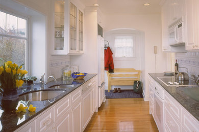 Example of a classic kitchen design in Seattle