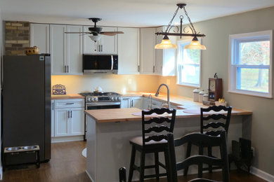 Farmhouse kitchen photo in Cleveland