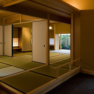 Ispirazione per un ingresso o corridoio etnico con pavimento in tatami