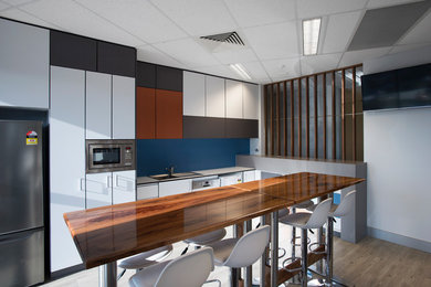Mid-sized contemporary l-shaped eat-in kitchen in Brisbane with no island.