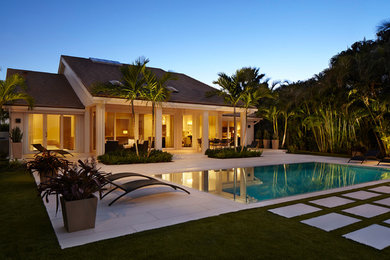 Photo of a transitional garden in Miami.