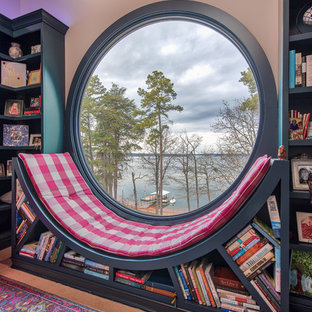 Bild på ett mellanstort eklektiskt arbetsrum, med ett bibliotek, grå väggar, heltäckningsmatta, ett fristående skrivbord och blått golv