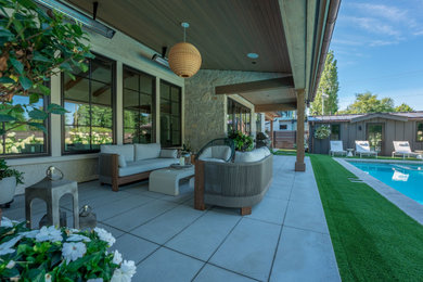 Patio photo in Vancouver