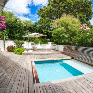 Réalisation d'un espace de vie. Piscine, plage, terrasse bois, espace de jeux
