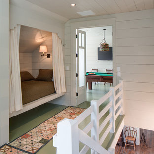 Idee per un ingresso o corridoio country di medie dimensioni con pareti bianche, pavimento in legno verniciato e pavimento verde