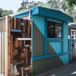 Idées déco pour une porte d'entrée éclectique avec un mur blanc et une porte en bois clair.