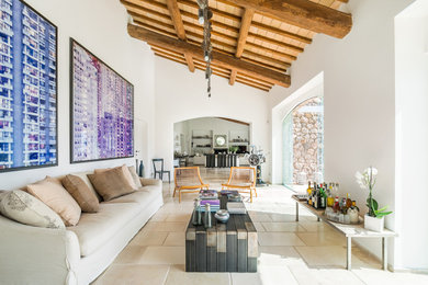 Idee per un soggiorno mediterraneo con pareti bianche, nessun camino, nessuna TV, pavimento beige, travi a vista, soffitto a volta e soffitto in legno