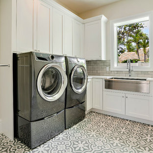 Foto de cuarto de lavado en L, mediterráneo, grande, con fregadero sobremueble, puertas de armario blancas, encimera de cuarzo compacto, paredes beige, suelo de baldosas de porcelana, lavadora y secadora juntas, suelo multicolor, encimeras blancas y armarios estilo shaker