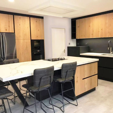 Cuisine équipée avec ilot central Dekton blanc