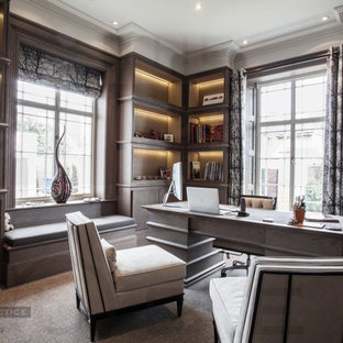 チェシャーの中サイズのモダンスタイルのおしゃれな書斎 (茶色い壁、カーペット敷き、自立型机) の写真