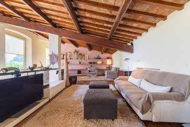 Ispirazione per un ampio soggiorno country con sala della musica, pareti bianche, pavimento in terracotta, camino classico, cornice del camino in pietra e parete attrezzata