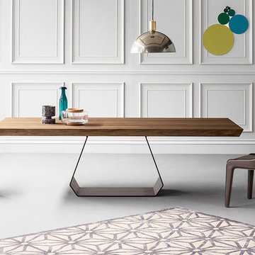 Selling: Amond Table, Lamina Chair