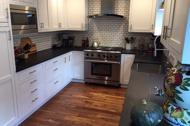 Example of a kitchen design in Sacramento