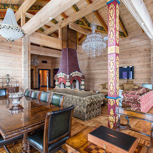 Пример оригинального дизайна интерьера: открытая, парадная гостиная комната в стиле кантри с паркетным полом среднего тона, телевизором на стене, бежевыми стенами и камином