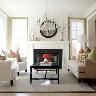 Ispirazione per un piccolo soggiorno boho chic chiuso con sala formale, pareti beige, pavimento in gres porcellanato, camino classico, nessuna TV, pavimento beige e cornice del camino piastrellata