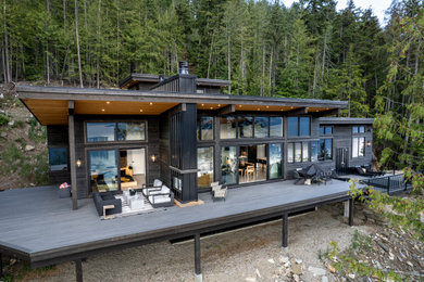 Mid-century modern deck photo in Vancouver