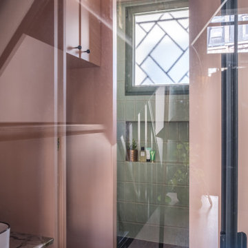 La salle de bain s'invite aux regards depuis la cuisine