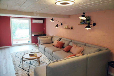 Aménagement d'un sous-sol moderne donnant sur l'extérieur et de taille moyenne avec un mur rose, sol en stratifié et aucune cheminée.