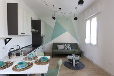Idee per un piccolo soggiorno moderno aperto con pavimento in gres porcellanato