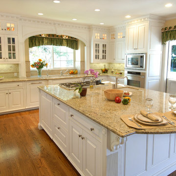 Bright and Light Traditional Kitchen