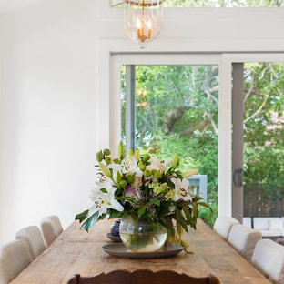 キャンベラの中サイズのコンテンポラリースタイルのLDKの画像 (白い壁、淡色無垢フローリング、暖炉なし)