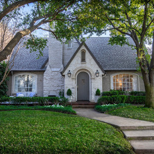 ダラスのトランジショナルスタイルのおしゃれな家の外観の写真